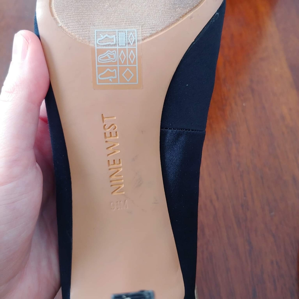 AVAILABLE ONLY IN THE BUNDLE/ Amazing Nine West 9 1/2 Heels, black and gold - Picture 8 of 15